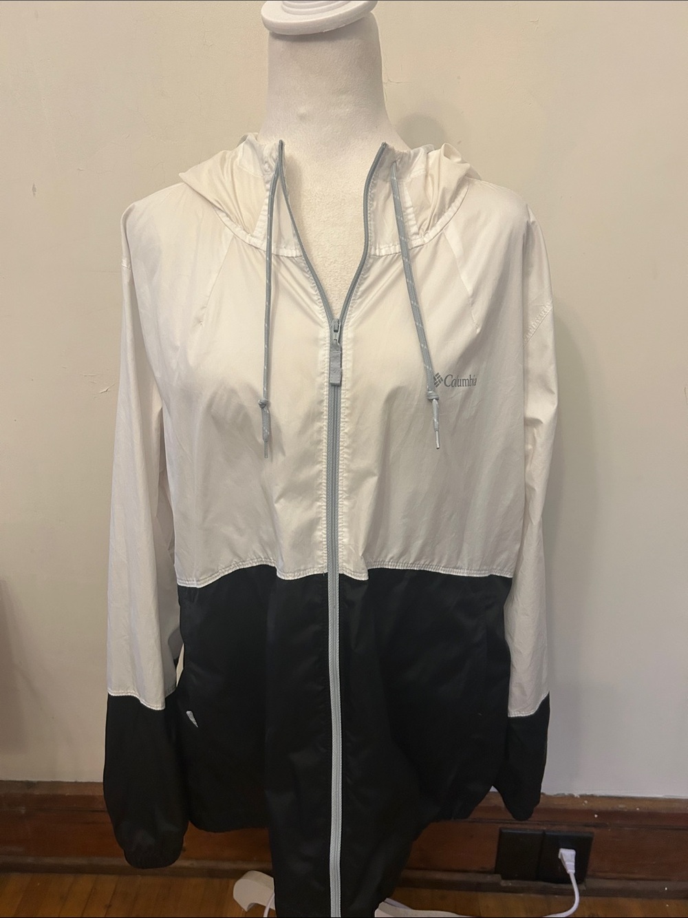 Columbia Women's White and Black Hooded Windbreaker Jacket Size XXL EUC